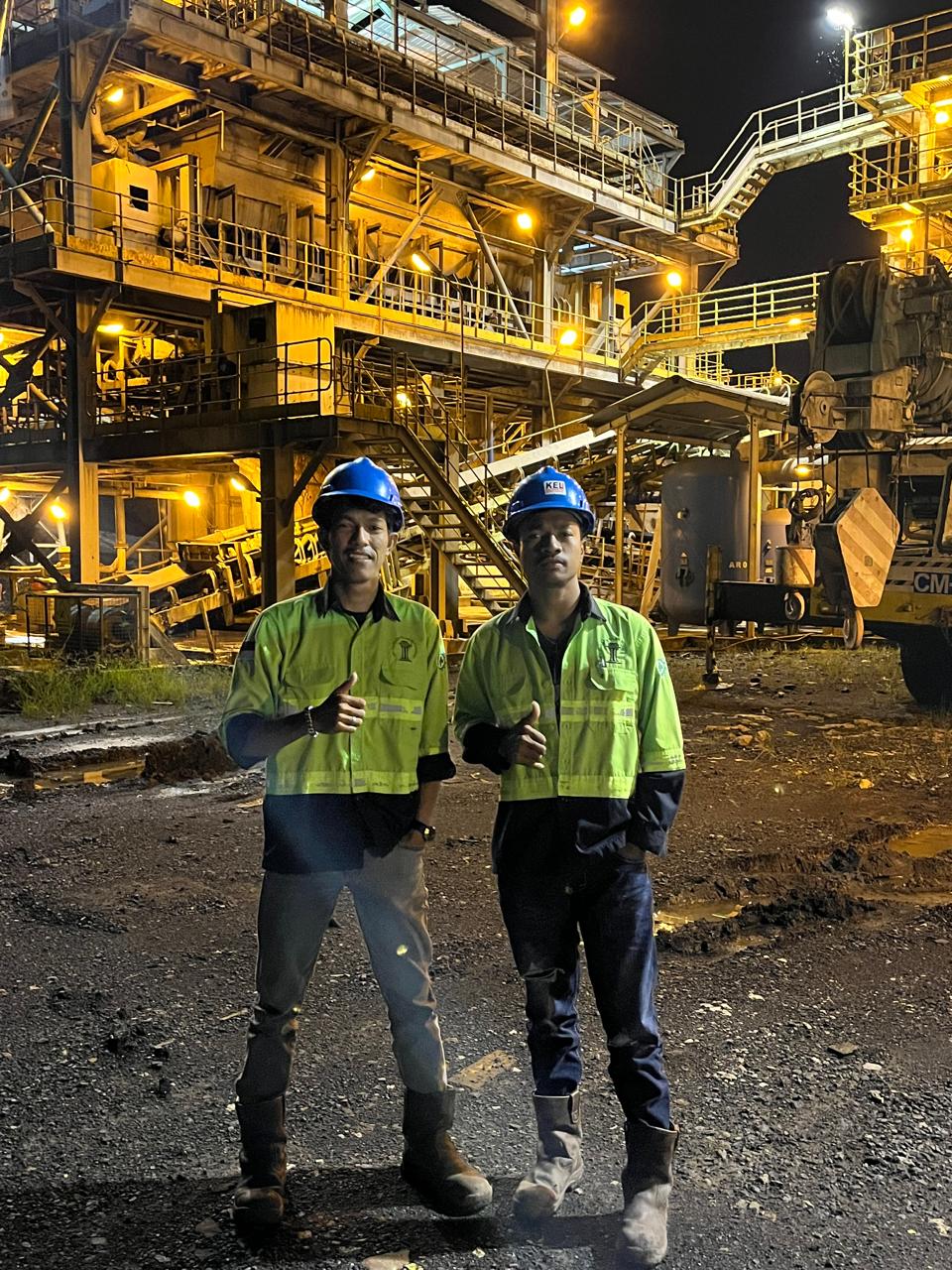 Teknisi Cahaya Pilar Shift Malam