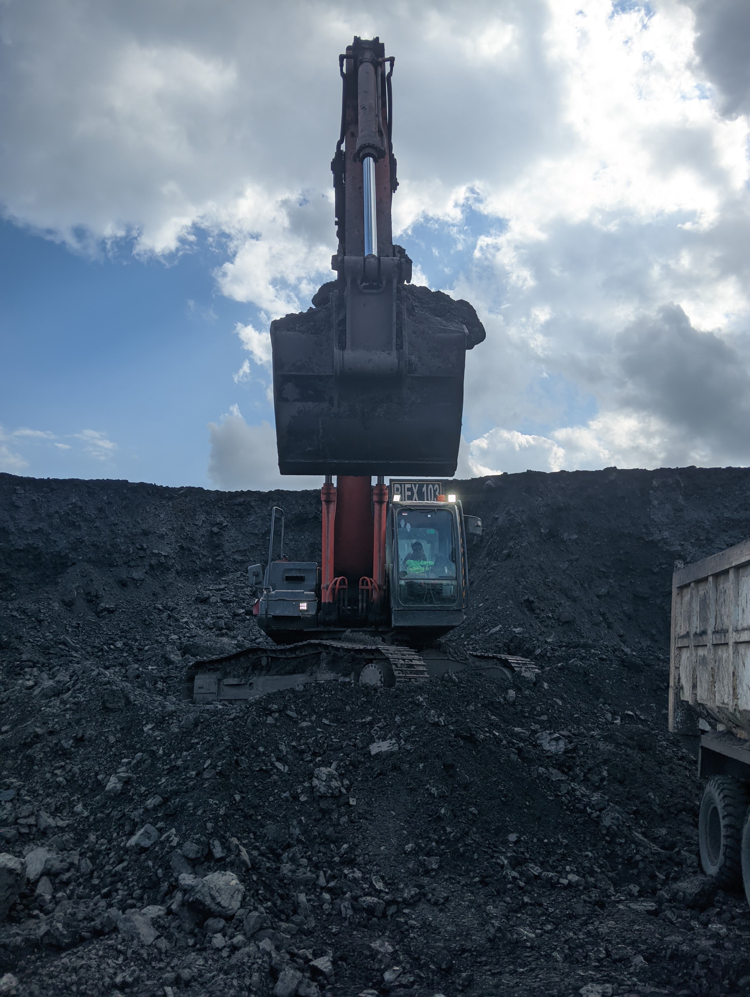 Operator Excavator di Area Tambang